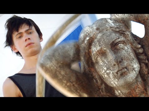 男子买下一条船，没想到船头的雕像是恶灵，全家都遭了殃！《玛丽号》