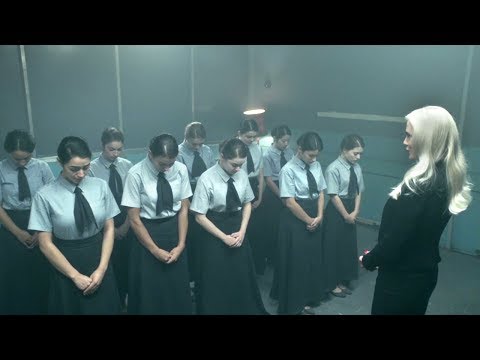 女孩们被关在地下学校，16年都不让出去，原来藏着可怕的交易！《芳龄十六》