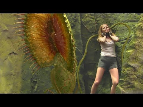 女孩跌入无底深渊，遭遇巨型食人花，即将成为它的食物！速看科幻电影《地心历险记》