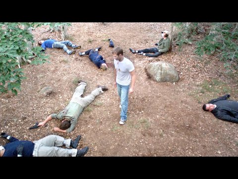 小伙被神秘生物寄生，身体变得异于常人，一人干翻一群持枪守卫！《生长》