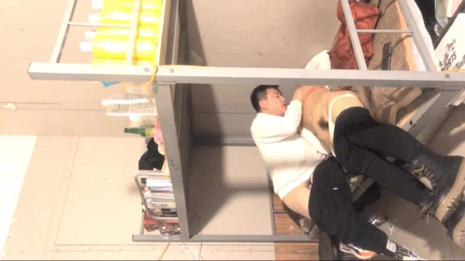 宿舍扒衣拼命反抗，你在这样我生气了，推倒强上内射