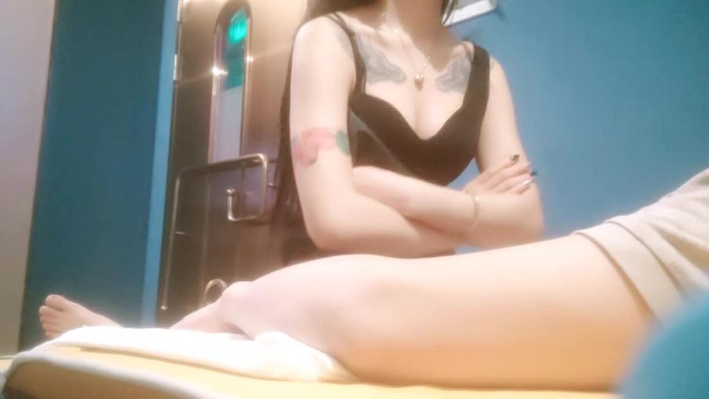 足浴会所找个胸前翅膀纹身女技师，抓着手往奶子上摸，骑在身上磨蹭 可惜不能真枪实弹的干