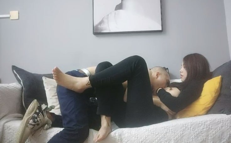 【B哥探花】约了个黑衣少妇啪啪，近距离拍摄口交上位骑坐抽插勐操