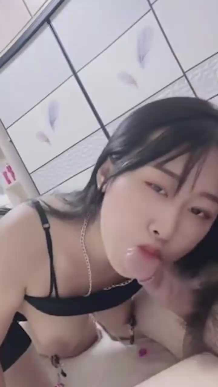 浙江良家少妇被调教成母狗 带着狗链乳夹肛塞在地上爬 撅着肥臀被操