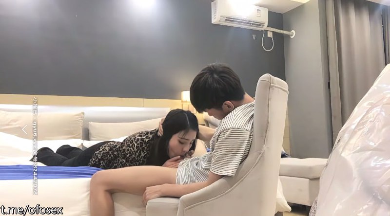 探花 性感的豹纹御姐，拿着鸡巴拼命吮吸，饥渴很久了