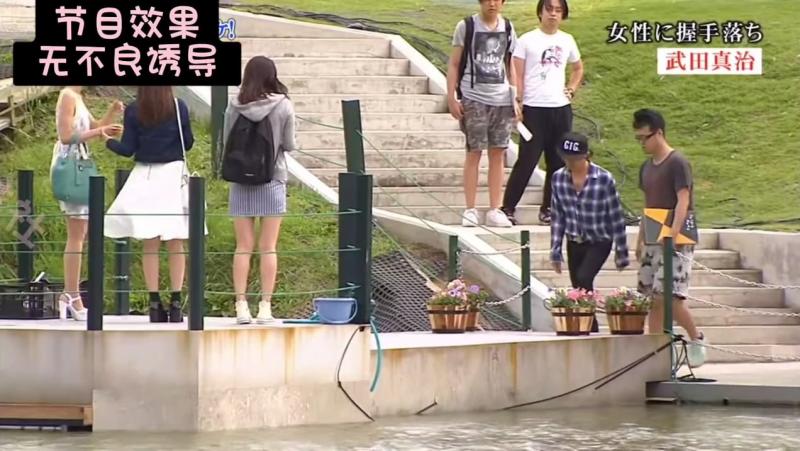 直勾/=[勾的盯着美女看 结果+-一脚踩空掉入水中！！！