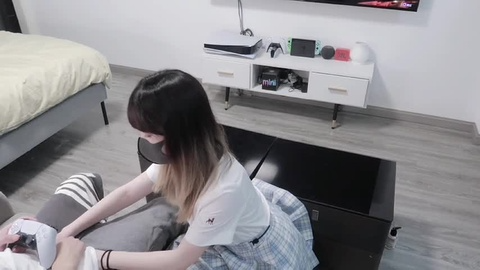 穿着JK黑丝足交勾引玩游戏的男朋友，结果被反推爆草!