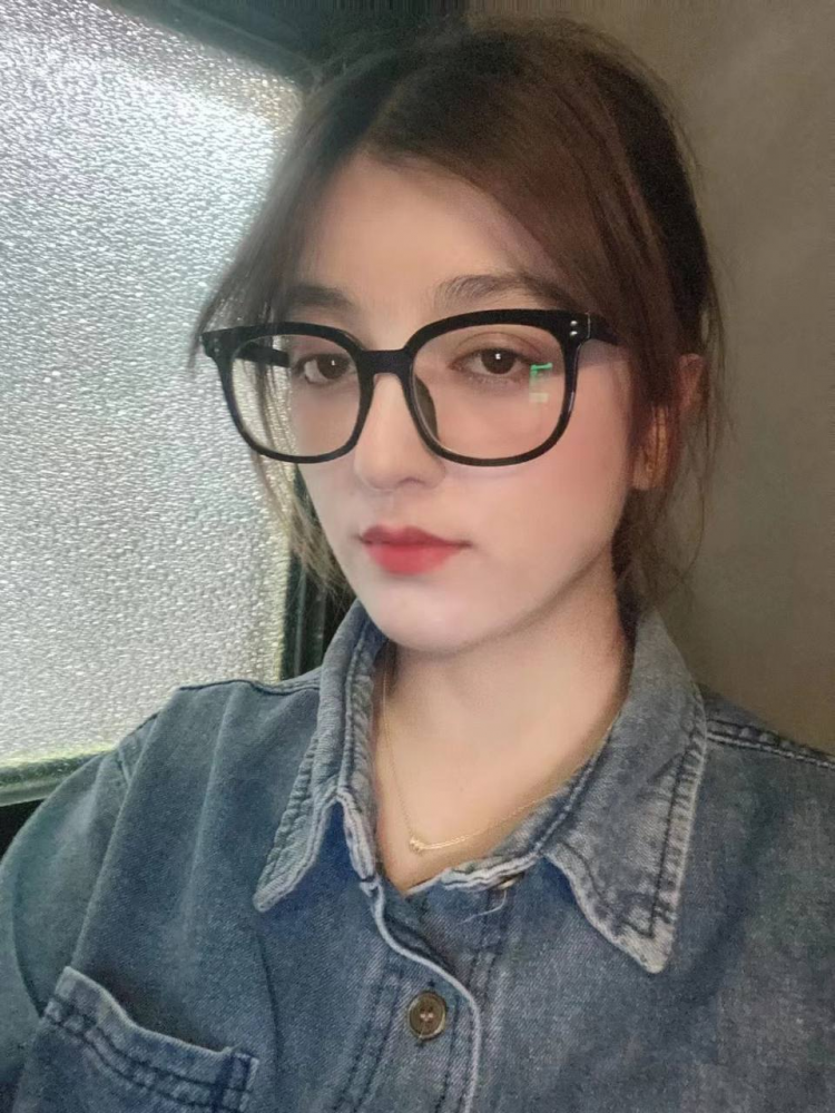 淫荡反差婊广东模特在广东做楼凤做模特时就跟摄影师出轨现在沦为老家的一个无用之女