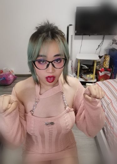 小母狗爱玩刺激戴着面具扮反差母狗
