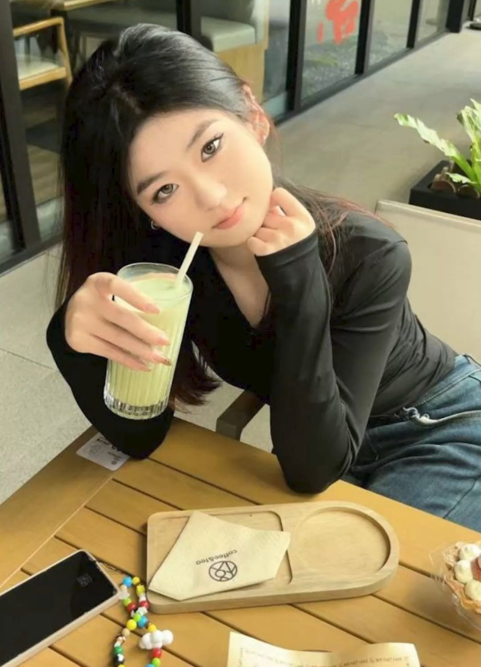 美女舔舐鸡巴的享受 舔的特别认真，水声很色