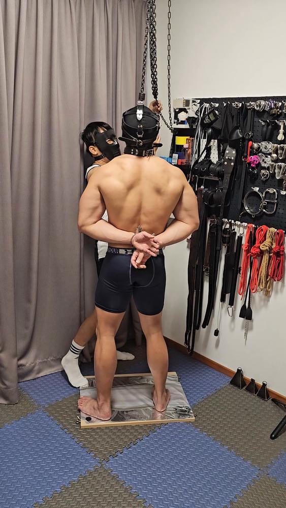 Lockedhunk X Cole Connor 第一部分带上头套捆绑起肌肉男奴，玩弄这壮实的身体