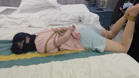 【BGM工作室】新模沫沫首绑体验，丝足特写及弓形驷马尝试