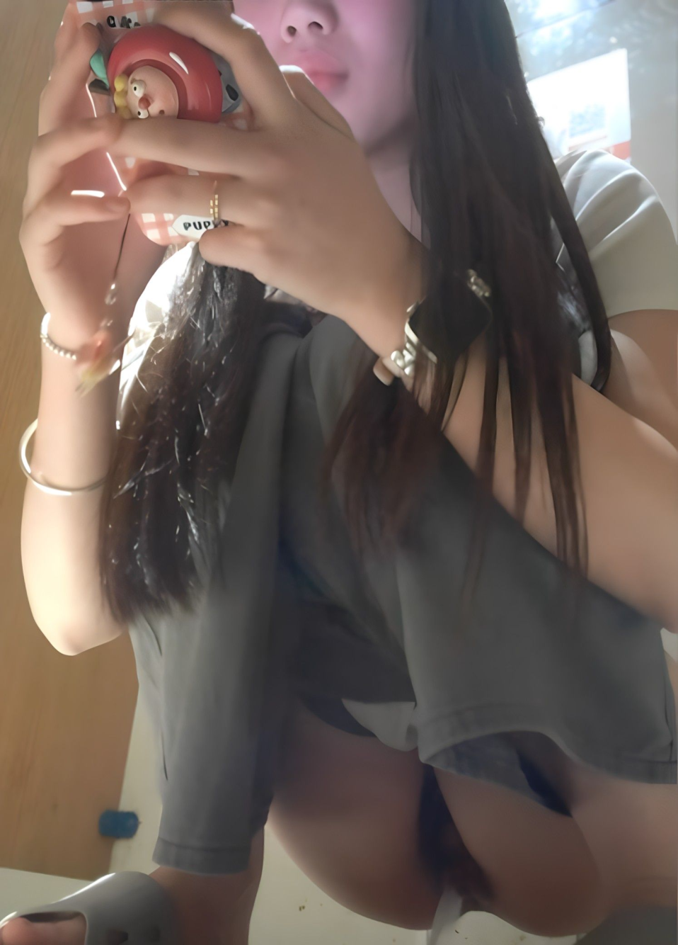 厕所偷拍小姐姐还在划手机