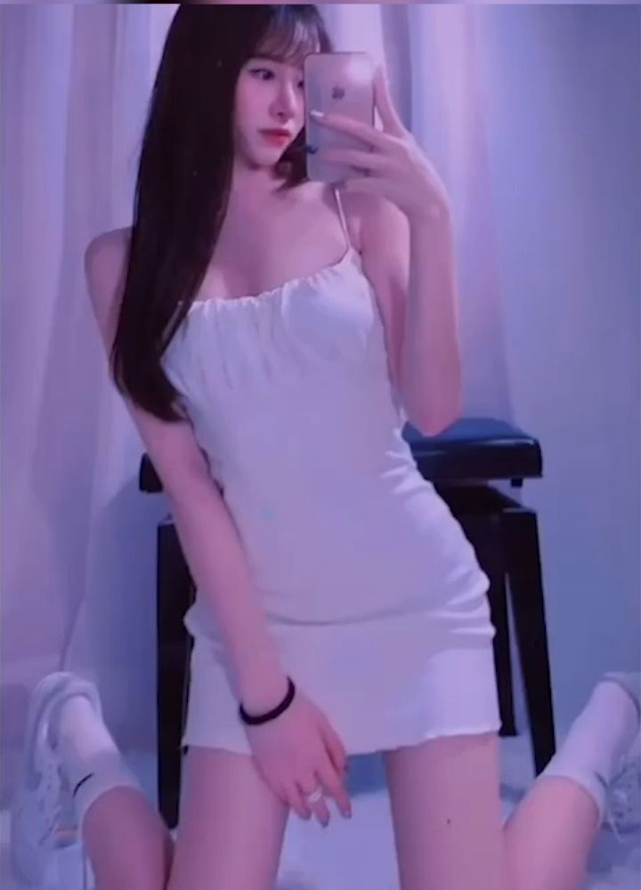 高颜值美女博主【陈玲】不雅视频曝光，和前男友的床上激情，白月光变淫母狗被勐操