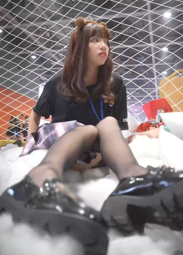 漫展看小熊熊大长腿姐姐游场，内裤看起来挺新奇的，红白条纹