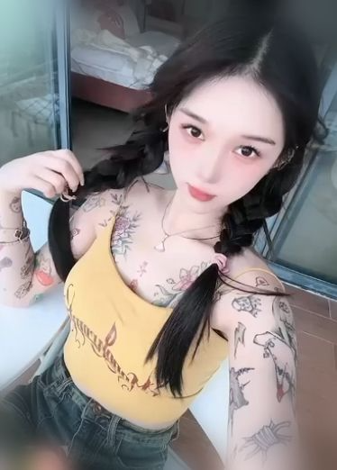 高颜值露脸纹身女神