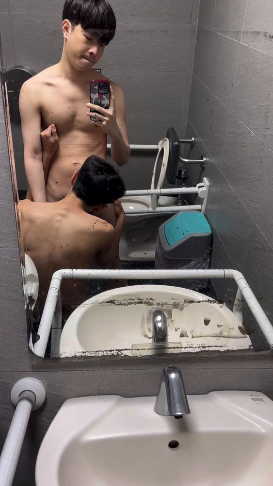 在公园跑步被一个大一生抓进厕所