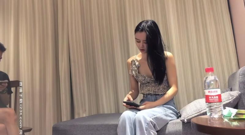 【午夜寻花】长发碎花小背心，被干到身子抽搐不停
