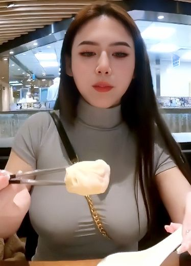 【一日女友体验，还是个超级大雷】一起逛街吃饭，晚上的时候穿圣诞制服做爱，你愿意花1w体验这种网黄吗？