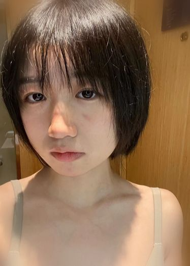 短发肉感眼镜妹拿 吸管捅下面