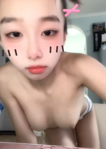 自拍胸部真的好嫩