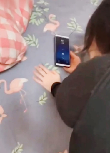 一边被操 一边接老公的电话 爽感直接拉满，人妻逼都缩紧了
