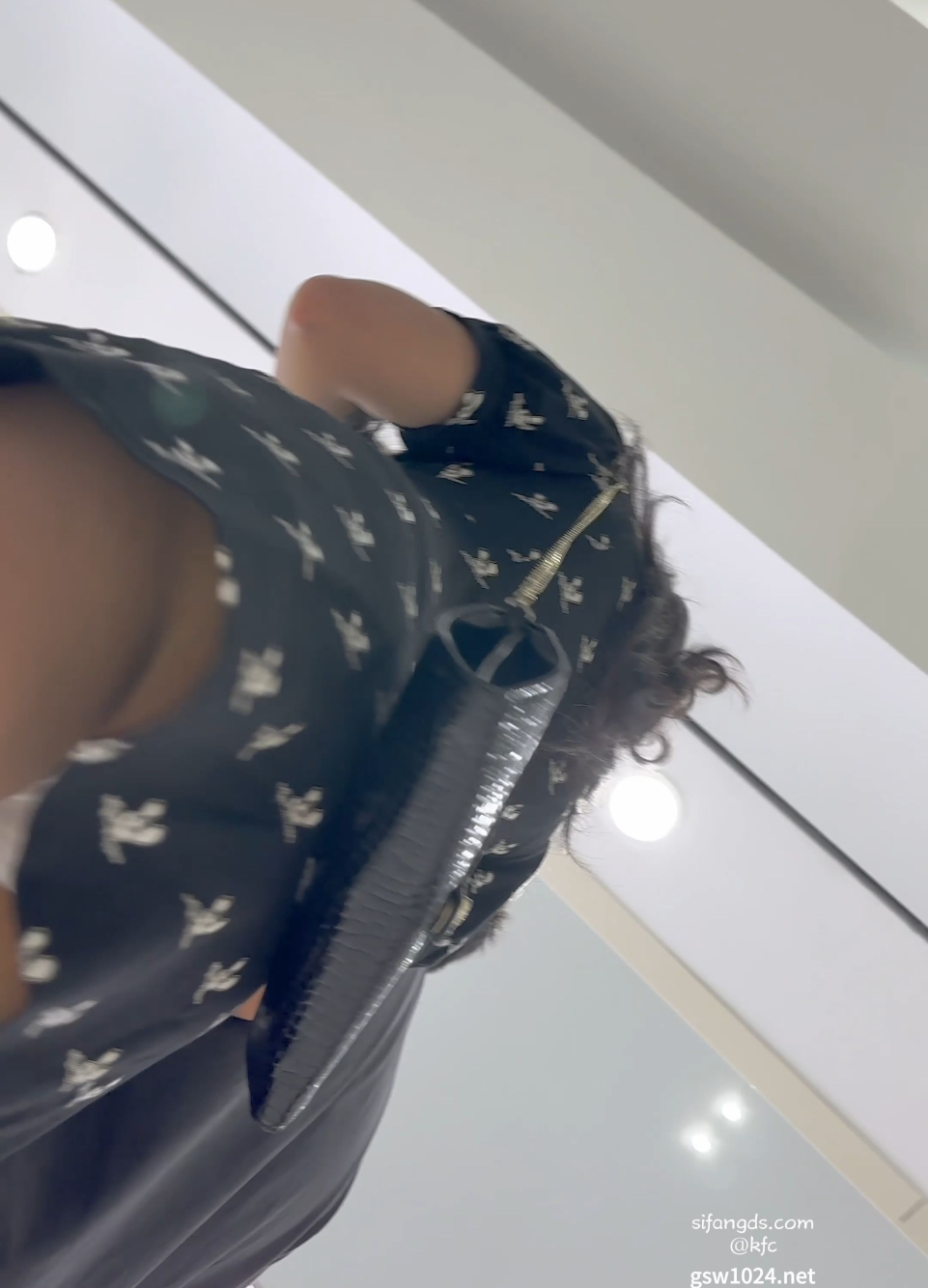 超市白斑黑短裙 男友就在旁边却毫无察觉