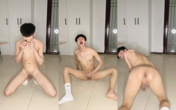 蓝小果-闻臭袜子舔脚扣射