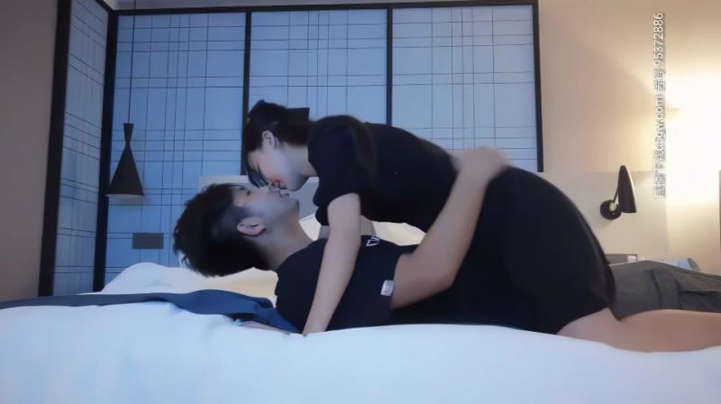 【小宝寻花】约了个黑衣红唇妹子，舔弄摸逼镜头前口交骑乘后入勐操，呻吟娇喘非常诱人