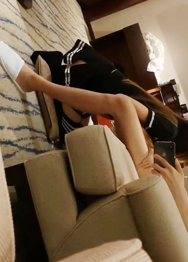 绿帽 已婚骚女小少妇出轨富二代，特意换上女仆装心甘情愿沦为富二代的肉便器，老公打来电话正吃着肉棒呢