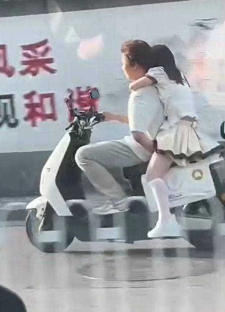 门事件 谁他妈都别拦我 我要]^买电动拉精神小妹！这骑车也赶单*手.摸后逼