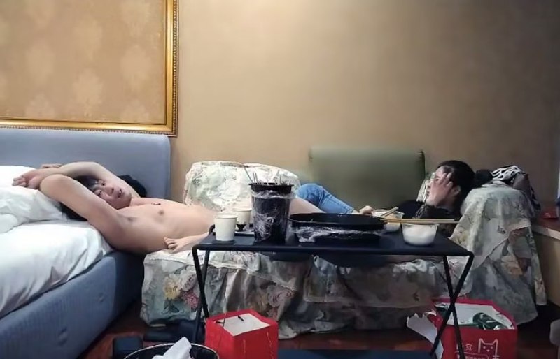 【肌肉佬探花】约了个大奶少妇性，翘起屁股交沙发上操手指扣逼抬腿抽插勐操