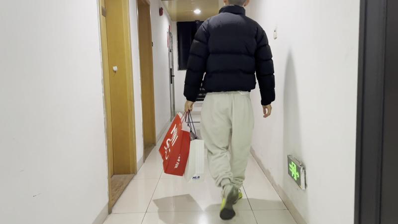 圣诞老人派送礼物，不小心打碎我家花瓶结果拿逼肉偿