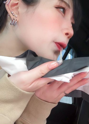 【快艾特你有舌钉的女友来试试，口交寸止游戏】6分钟都没坚持下来就射了，没想到居然能射这么多精液双视角