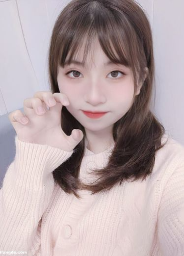 【好可怜的女孩，开始说好射嘴里，结果操上头内射了】车震一边打母狗屁股一边问射哪，打的受不了同意射逼里