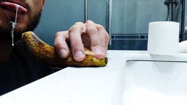 大胡子熟男给香蕉口交并射精，请把你的鸡巴给我