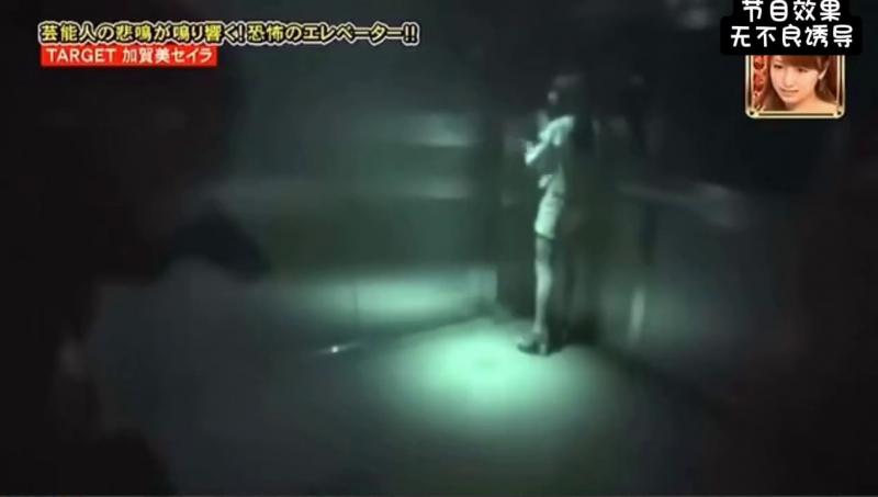 假如你正在化妆 突然镜子里面出现一个人 这时你会有什么反应呢？