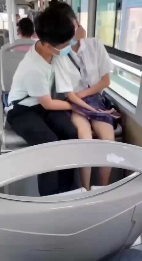 年轻JK嫩妹真牛逼 公交车上直接抠逼