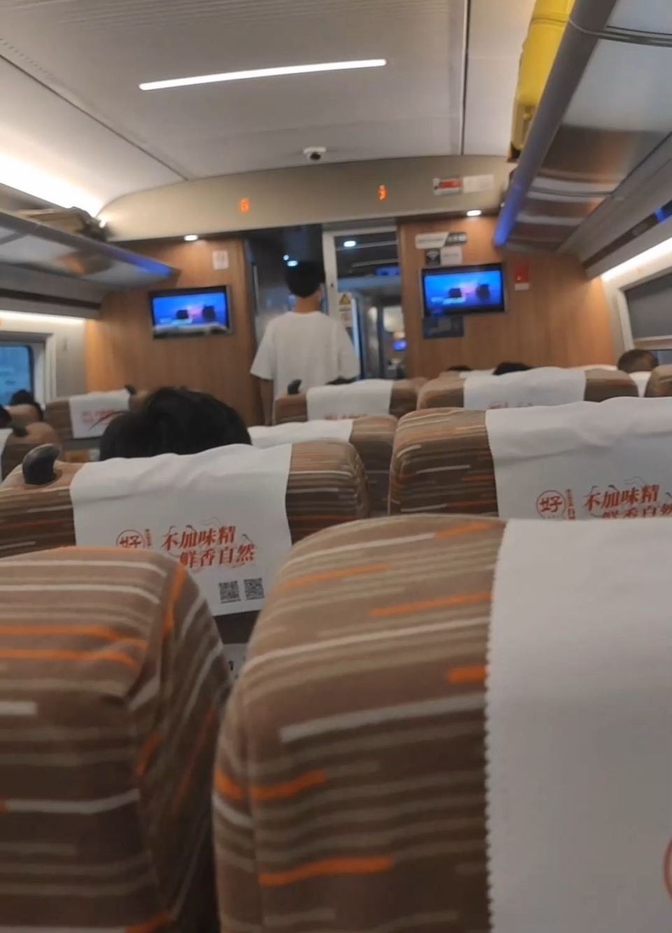 高铁上口交，卧槽，玩的刺激啊