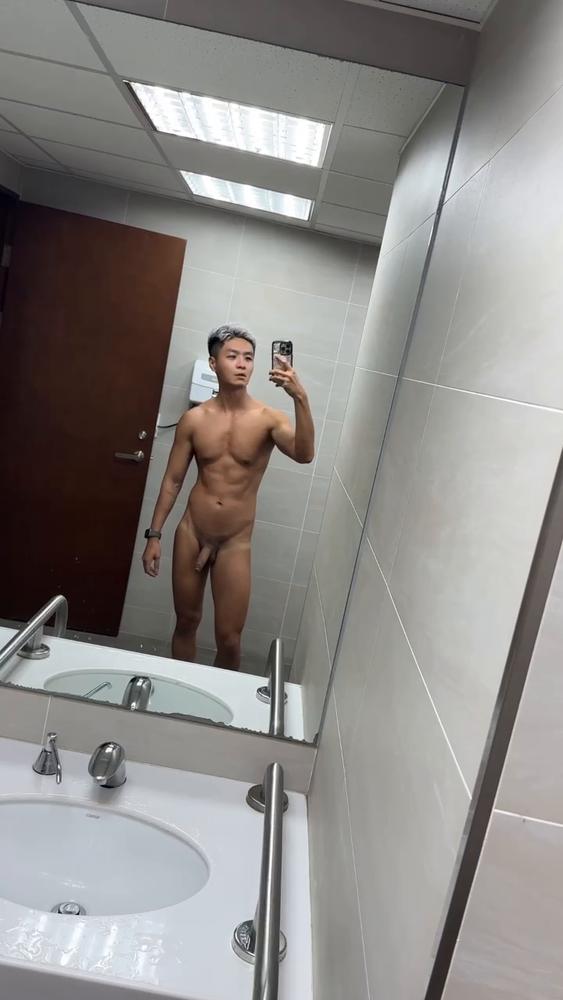 超多人走来走去 但我还是继续吃鸡鸡