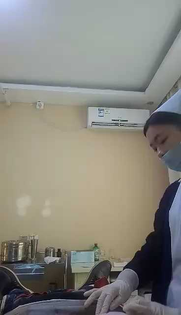 医院割包皮手术后漂亮护士给小弟弟上药包扎