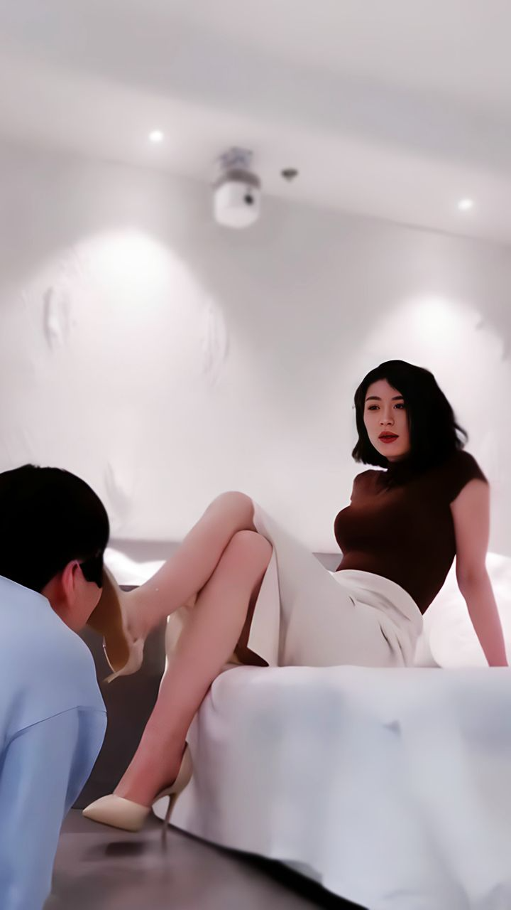 贱狗儿子偷闻继母丝袜脚