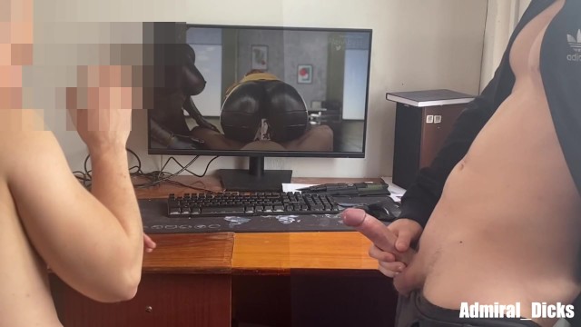 一边看色情片一边掏出鸡巴 然后给戴绿帽的男人射精