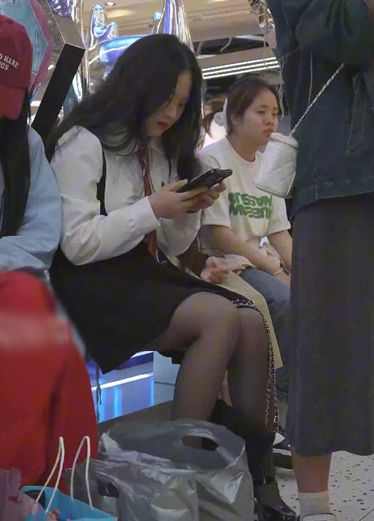 人多的空间下还是偷拍到可*(]爱肥^ 嫩的 [制服妹儿小白裤