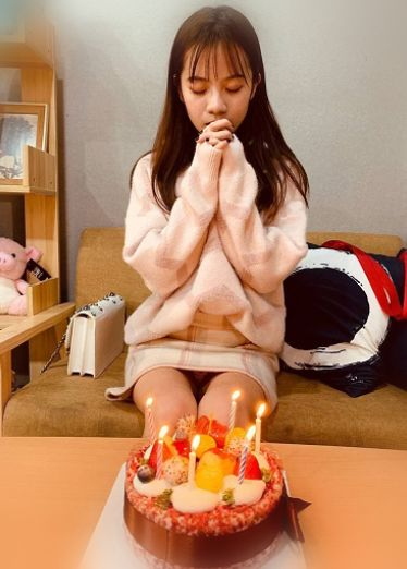 看着清纯的母狗被调教嘴巴接精液