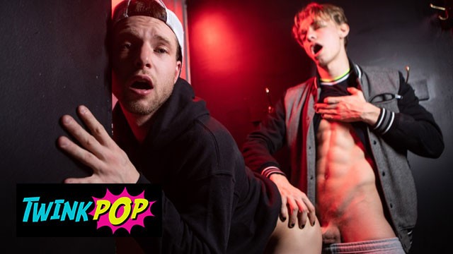TWINKPOP - Benjamin Blue 先吸吮 Leo Louis 的大鸡巴 然后弯腰接受性交