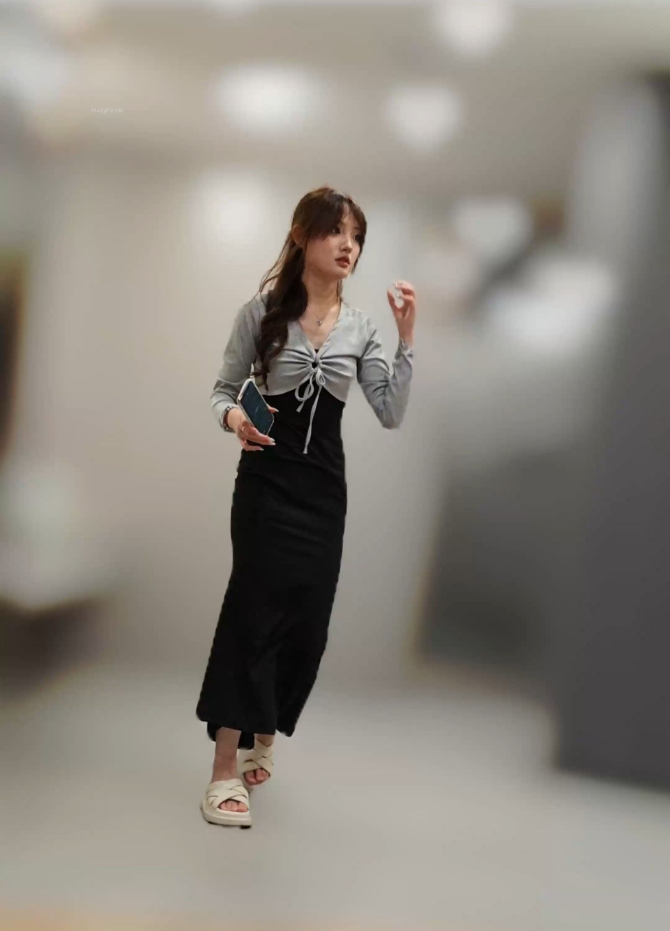 跟踪针孔厕所 黑长裙女孩厕所第一视角