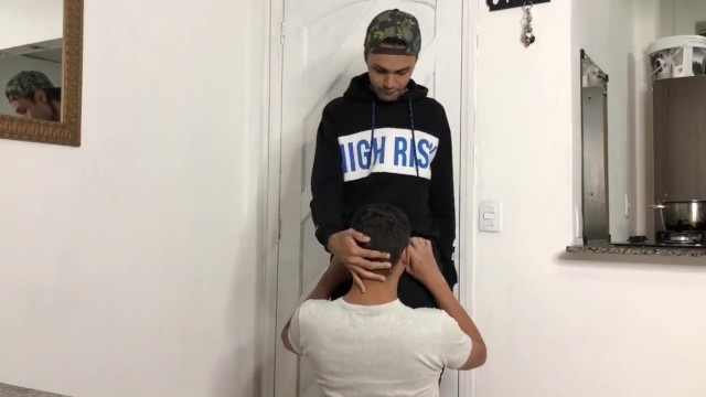 我朋友一开门我就给他口交