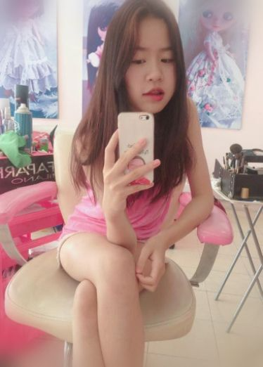 嘟嘟脸眼镜小美女
