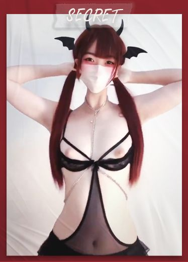 这小骚货扭腰的浪的一匹想舔